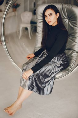 Bir stüdyoda güzel kız