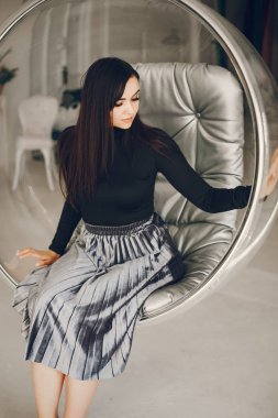 Bir stüdyoda güzel kız