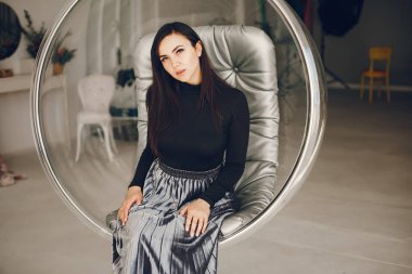 Bir stüdyoda güzel kız