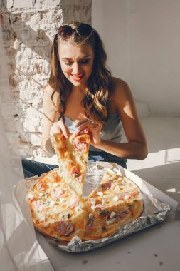 Pizza ile sevimli kız