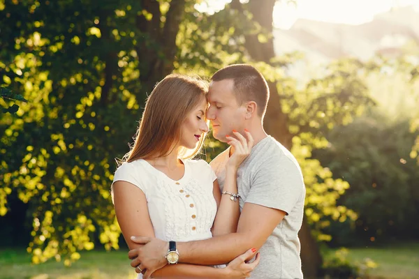 Hermosa pareja pasar tiempo en una ciudad de verano — Foto de Stock