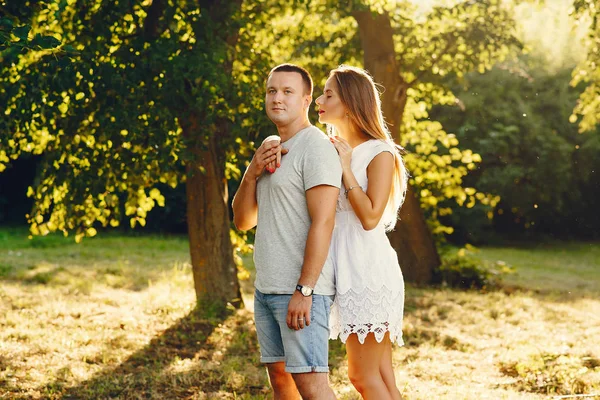 Vackra par tillbringa tid i en sommarstad — Stockfoto