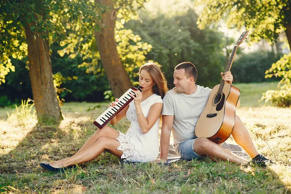 Beautiful couple spend time in a summer city — Stock Photo, Image