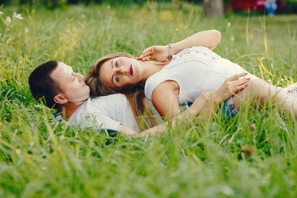 Hermosa pareja pasar tiempo en una ciudad de verano —  Fotos de Stock