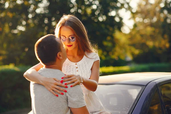 Hermosa pareja pasar tiempo en una ciudad de verano — Foto de Stock