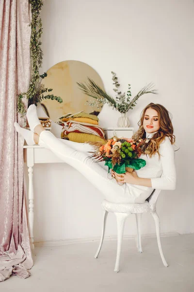 Menina bonito com camisolas — Fotografia de Stock