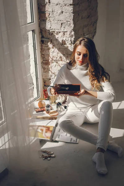 Menina bonito com cosméticos — Fotografia de Stock