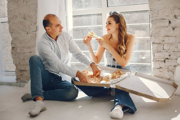 Casal com pizza — Fotografia de Stock