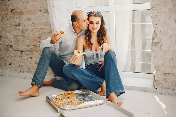 Couple with pizza — Stock Photo, Image