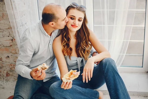 Casal com pizza — Fotografia de Stock