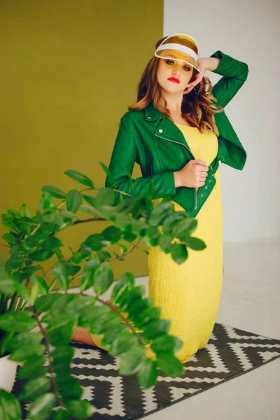 Chica de moda en un estudio — Foto de Stock