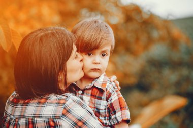 Sonbahar parkında oynayan büyük aile