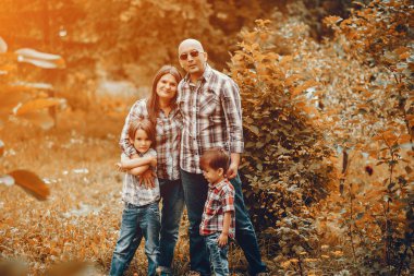 Sonbahar parkında oynayan büyük aile