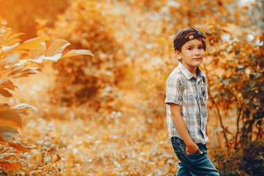 Parkta oynayan sevimli küçük çocuk.