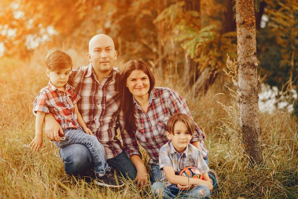 Stor familj som leker i en höst Park — Stockfoto