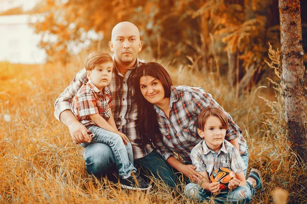 Stor familj som leker i en höst Park — Stockfoto