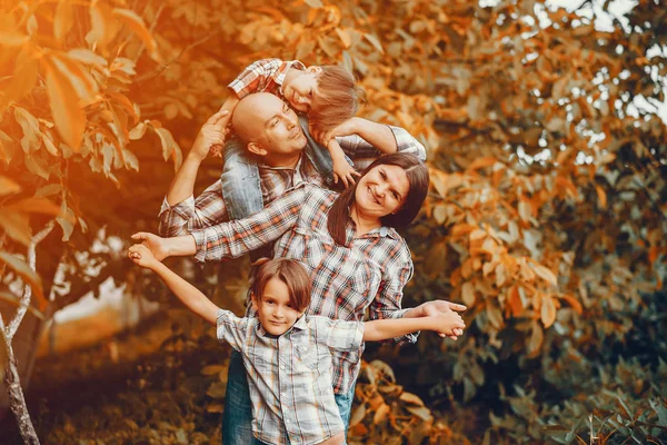 Duża rodzina gra w jesiennym parku — Zdjęcie stockowe