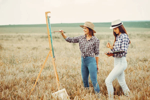 Duas meninas bonitas desenhando em um campo — Fotografia de Stock