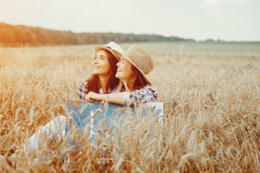 Bir alanda çizim iki güzel kız