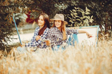 Bir alanda çizim iki güzel kız