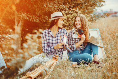 Bir alanda çizim iki güzel kız