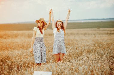 Güzel kızlar bir alanda dinlendirin