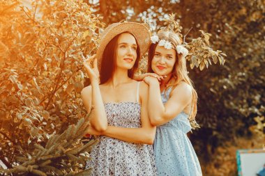 Güzel kızlar bir alanda dinlendirin