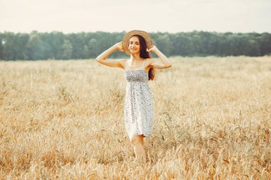 Güzel kız bir alanda dinlenmek var