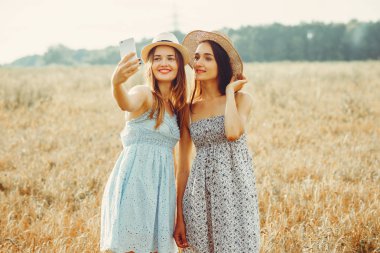 Güzel kızlar bir alanda dinlendirin