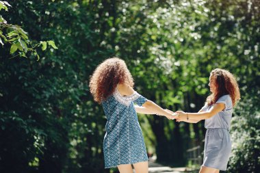 Bir yaz parkında iki sevimli kız kardeş