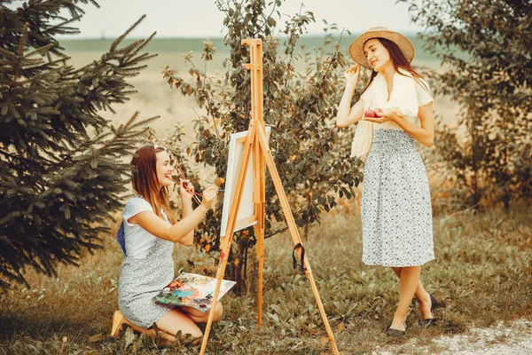 Duas meninas bonitas desenhando em um campo — Fotografia de Stock