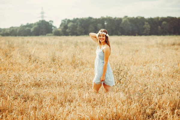 Menina bonita tem um resto em um campo — Fotografia de Stock