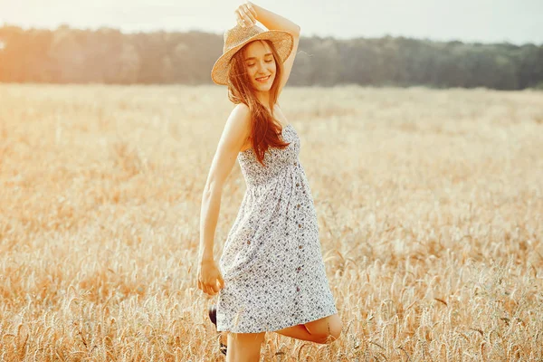 Menina bonita tem um resto em um campo — Fotografia de Stock