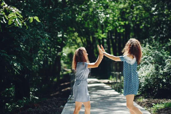 夏の公園で2人のかわいい姉妹 — ストック写真