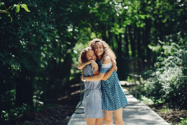 夏の公園で2人のかわいい姉妹 — ストック写真