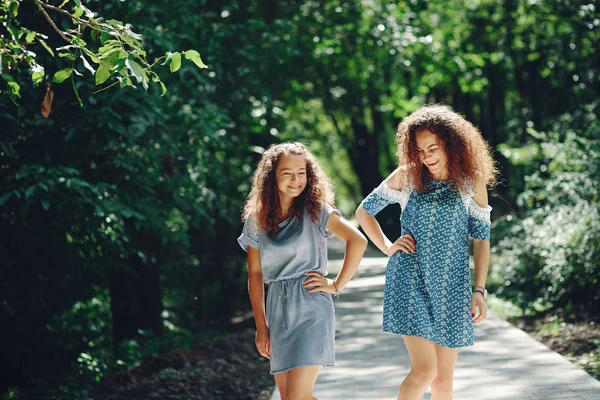 Twee schattige zusters in een zomerpark — Stockfoto