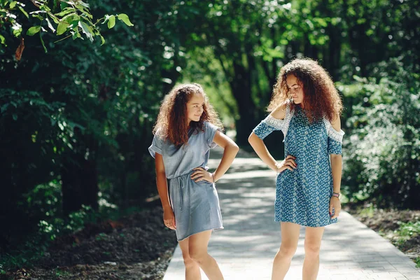 Duas irmãs bonitas em um parque de verão — Fotografia de Stock