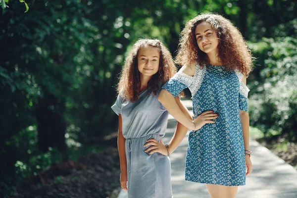 夏の公園で2人のかわいい姉妹 — ストック写真