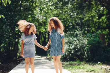 Bir yaz parkında iki sevimli kız kardeş