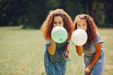 Bir yaz parkında iki sevimli kız kardeş