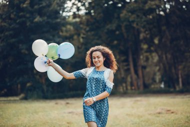 Sevimli kız bir yaz parkta yürüyüş