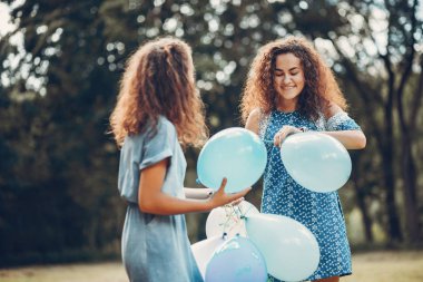 Bir yaz parkında iki sevimli kız kardeş