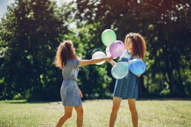 Bir yaz parkında iki sevimli kız kardeş