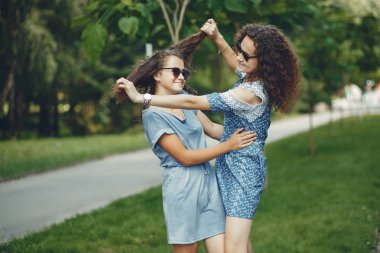 Bir yaz parkında iki sevimli kız kardeş