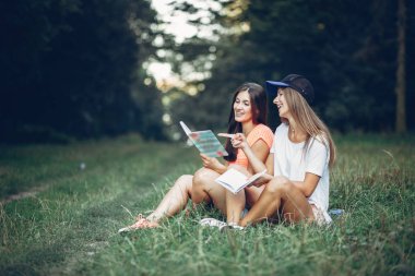 Yaz parkında iki güzel kız