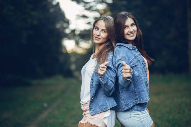 Yaz parkında iki güzel kız