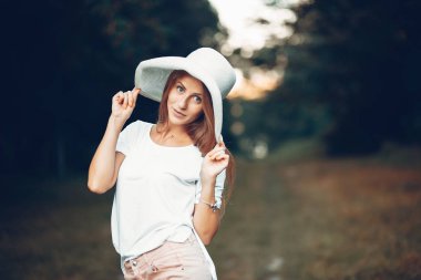 Yound ve güzel kız içinde bir yazlık Park