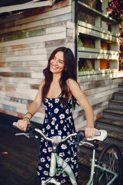 Bir yaz şehirde duran şık kız