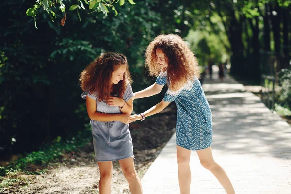 Dos hermanas lindas en un parque de verano —  Fotos de Stock