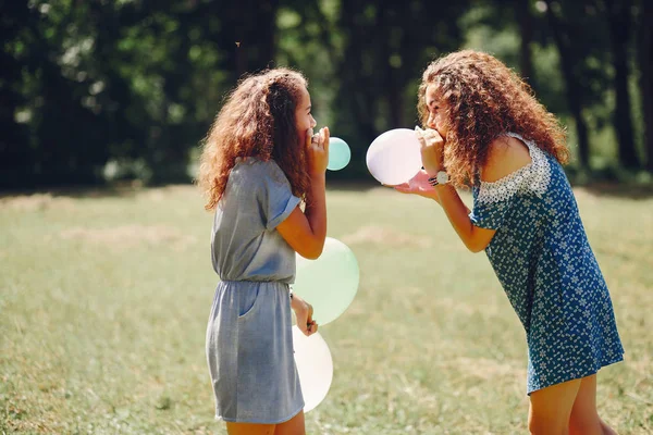 Bir yaz parkında iki sevimli kız kardeş — Stok fotoğraf